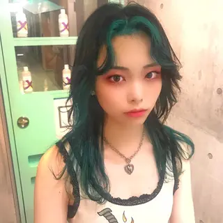 セミロング カラー ホワイト&レイヤーカ ットエクステ長畠俊輔のヘアスタイル