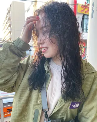 ロング パーマ qiie/ワンカラー インナーカラーのヘアスタイル