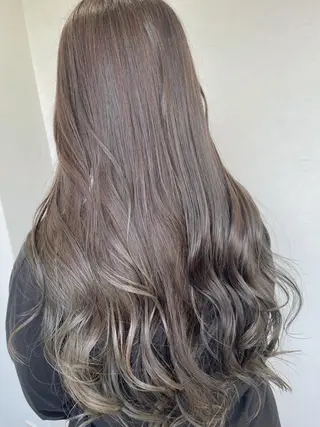 ロング カラー 塩崎 明菜のヘアスタイル