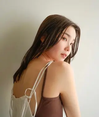 セミロング THE DAY所属・AKI HASHIMOTOのヘアスタイル