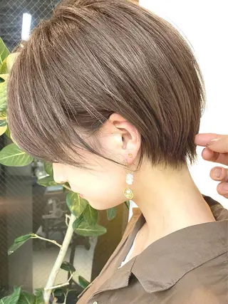ショート カラー laff 新宿所属・切りっぱなしボブ レイヤー/縮毛矯正のヘアスタイル