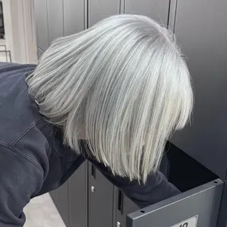 ミディアム 切りっぱなしボブイヤ リングカラー清水隆央のヘアスタイル