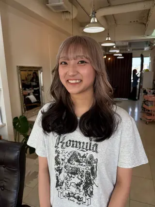 ロング Maho/海外 レイヤー/ハイトーンのヘアスタイル