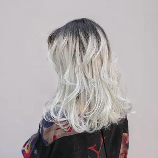 セミロング カラー 艶髪✨ハイトーン ✨ホワイト✨北宗一郎のヘアスタイル