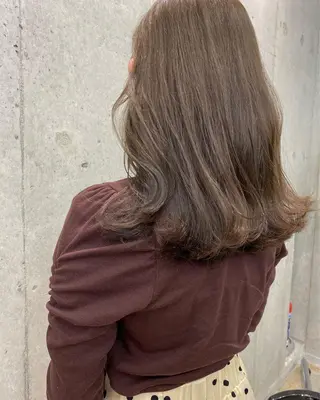 ロング カラー オリーブ/アッシュ やわらか透明感カラーのヘアスタイル