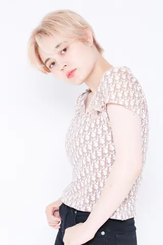 ショート 韓国レイヤーカット/ ダブルカラーのヘアスタイル