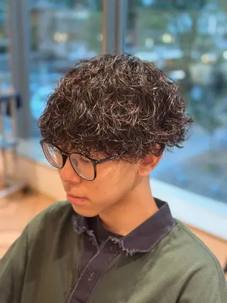 ショート パーマ メンズ メンズ特化/ センターパート/八谷のヘアスタイル