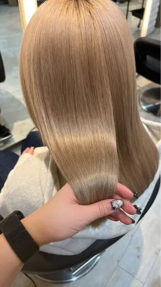 ミディアム カラー ブリーチ/髪質改善/ ハイトーン/暖色のヘアスタイル