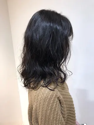 ミディアム パーマ MIOベージュカラー 柔らかいカラーのヘアスタイル