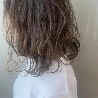 ミディアム カラー SALOWIN梅田茶屋町店所属・ウルフレイヤーカット /チヒロのヘアスタイル