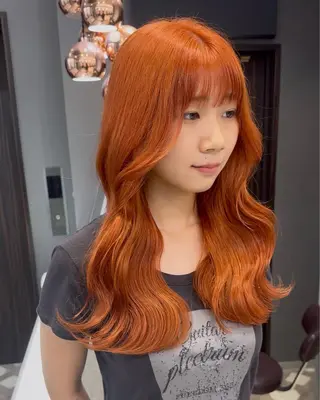 セミロング カラー 赤みなしオリーブ ハイトーン×レイヤーのヘアスタイル