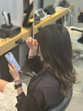 セミロング leo/ロング／ レイヤーカット⛈️のヘアスタイル