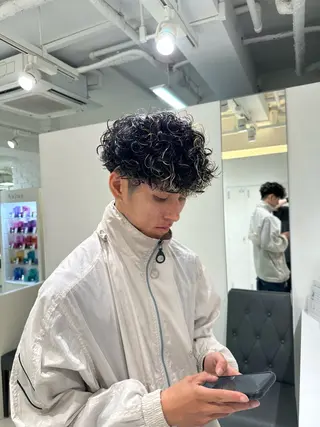 ショート カラー パーマ メンズ フェザーパーマ職人 🪶ryosukeのヘアスタイル