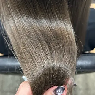 ロング カラー あやめ🪽 オリーブ/ハイトーンのヘアスタイル