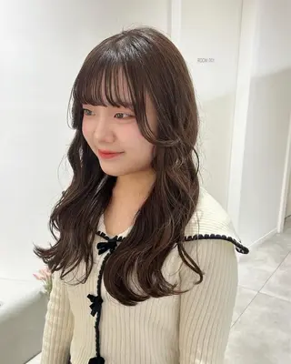 ロング カラー オリーブベージュ/ ブリーチなし透明感のヘアスタイル