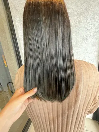 ロング カラー earth ノノカ 柔らかベージュカラーのヘアスタイル