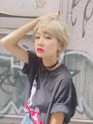ショート カラー ウルフカット／吉村 桃子のヘアスタイル