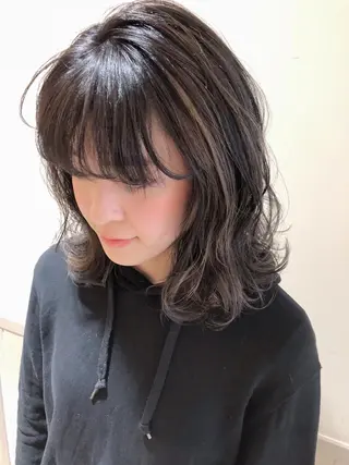 セミロング カラー ZOA classic hair所属・東 みのりのヘアスタイル