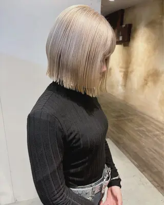 ミディアム カラー lot Kanau ハイトーン／デザインのヘアスタイル