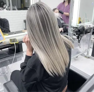 ロング ハイトーン ハイライ ト バレイヤージュのヘアスタイル