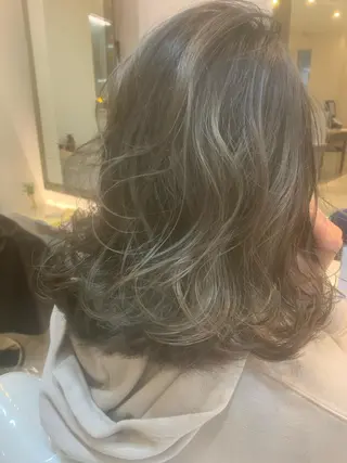 ミディアム カラー sea's所属・ヒラカホ/矢場町/ ブリーチ/似合わせのヘアスタイル