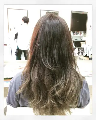 セミロング カラー Minami .のヘアスタイル