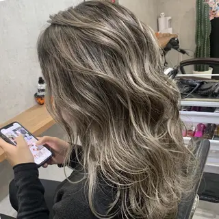 セミロング 松井那津子 /ハイライトブリーチのヘアスタイル