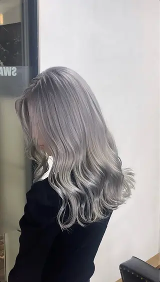 ミディアム カラー SWAY所属・SWAY / ヒカルのヘアスタイル