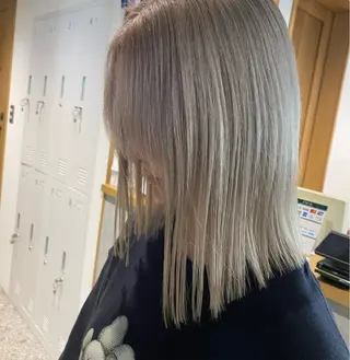 ミディアム カラー ブリーチカラーレイヤ ーカット🦋annaのヘアスタイル