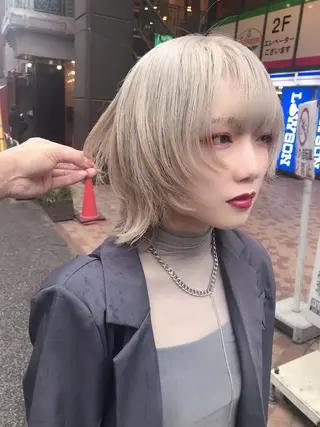 ミディアム カラー ホワイト&レイヤーカ ットエクステ長畠俊輔のヘアスタイル