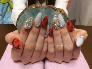 ネイル フラワー ムーンのネイルデザイン