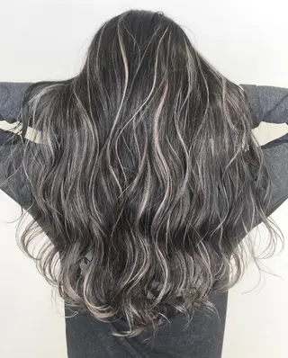 ロング カラー 森本 笑のヘアスタイル