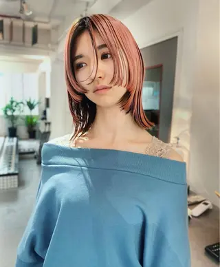 ミディアム カラー 束所属・毛流れセンターパート Sakiのヘアスタイル