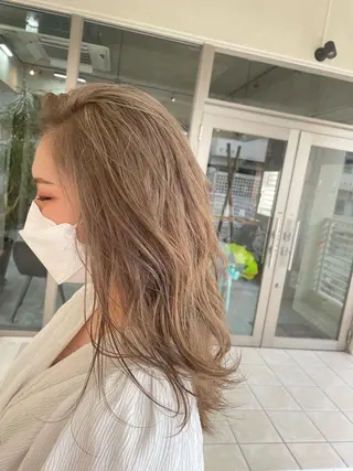 セミロング andKおもろまち店 艶ダブルカラー✨のヘアスタイル