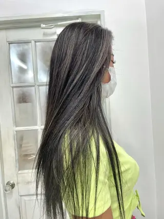 ロング 白いハイライト🤍 タナカリョウスケのヘアスタイル