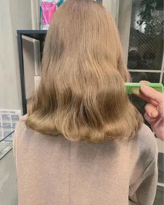 ミディアム カラー ネイル ハイトーンボブ 前田 表参道　グレージュのヘアスタイル