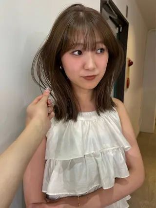 ミディアム カラー Yuna/ベージュ ダブルカラーのヘアスタイル