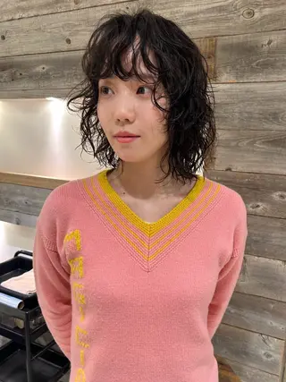 ミディアム パーマ Loom.所属・村上雅人 ナチュラルモードのヘアスタイル