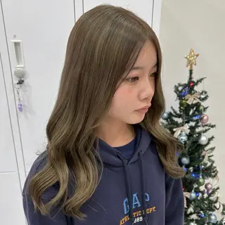 セミロング カラー ブリーチ⏳艶カラー Natsukiのヘアスタイル