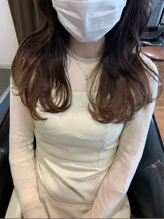 セミロング ブリーチなし透明感 🕊ワダ　ユイのヘアスタイル