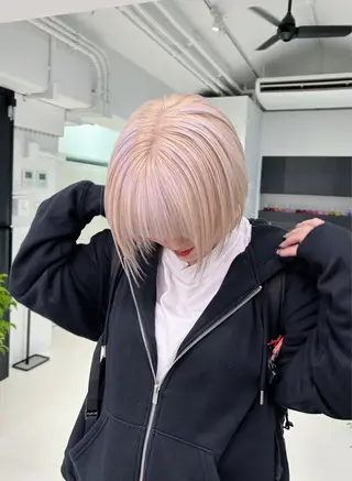 ショート カラー ハイトーンボブ 前田 表参道　グレージュのヘアスタイル