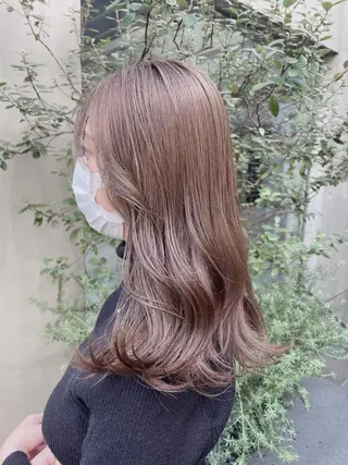 ミディアム カラー レイヤーカット 透明感カラーのヘアスタイル