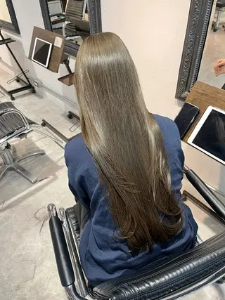 ロング ブリーチなしダブルカ ラー🩶manamiのヘアスタイル