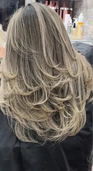 セミロング カラー ヒカ/外国人風 デザインカラーのヘアスタイル