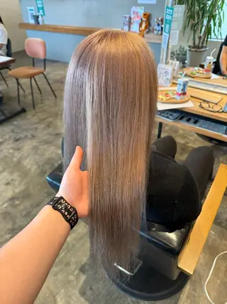 カラー Lit 花井さくらのヘアスタイル