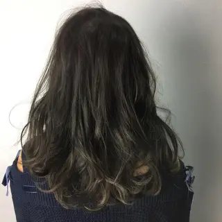 ミディアム カラー 360°キレイな ショートカットのヘアスタイル