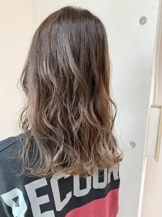 セミロング カラー パーマ 白髪ぼかしハイライト 柳川拓哉のヘアスタイル