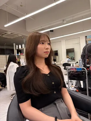 カラー ベージュ／ブラウン/ ナチュラルレイヤーのヘアスタイル