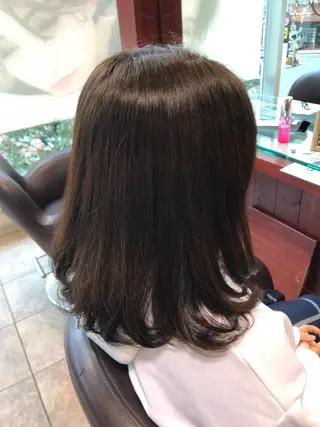 ミディアム 嶋村 望美のヘアスタイル