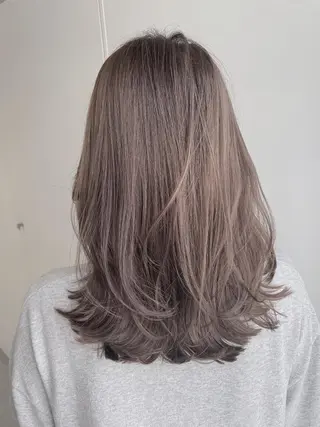ミディアム カラー レイヤーカット 透明感カラーのヘアスタイル